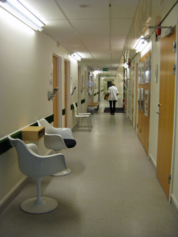 Clean and clutter-free: A hallway with comfortable visitor seating in a specialized clinic.
